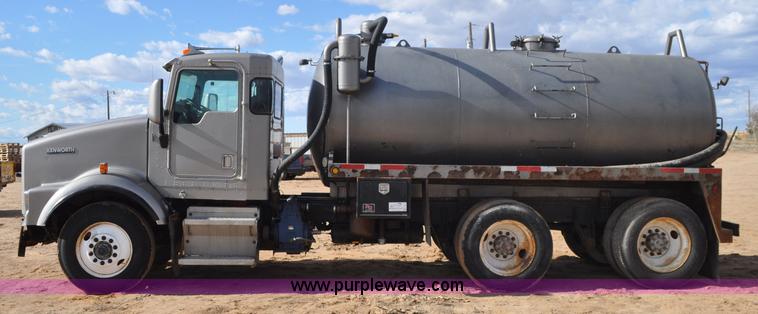 image for item F2366 1995 Kenworth T800 vacuum truck