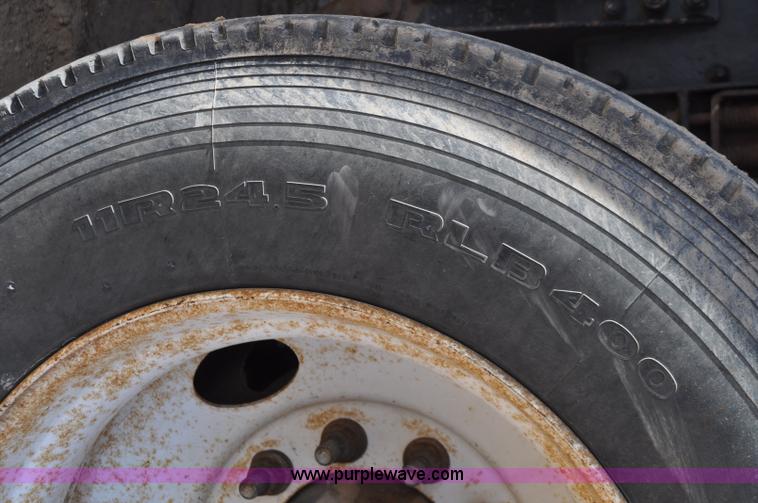 image for item F2366 1995 Kenworth T800 vacuum truck