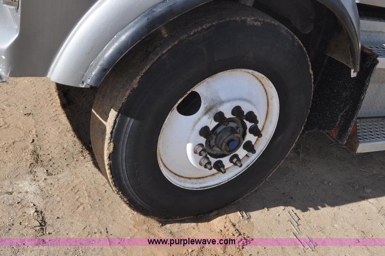 image for item F2366 1995 Kenworth T800 vacuum truck