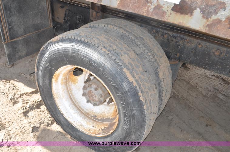 image for item F2366 1995 Kenworth T800 vacuum truck