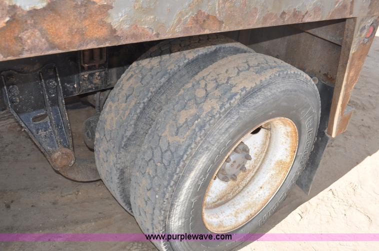 image for item F2366 1995 Kenworth T800 vacuum truck