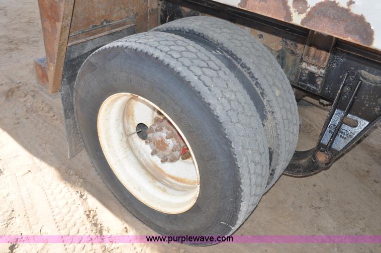 image for item F2366 1995 Kenworth T800 vacuum truck