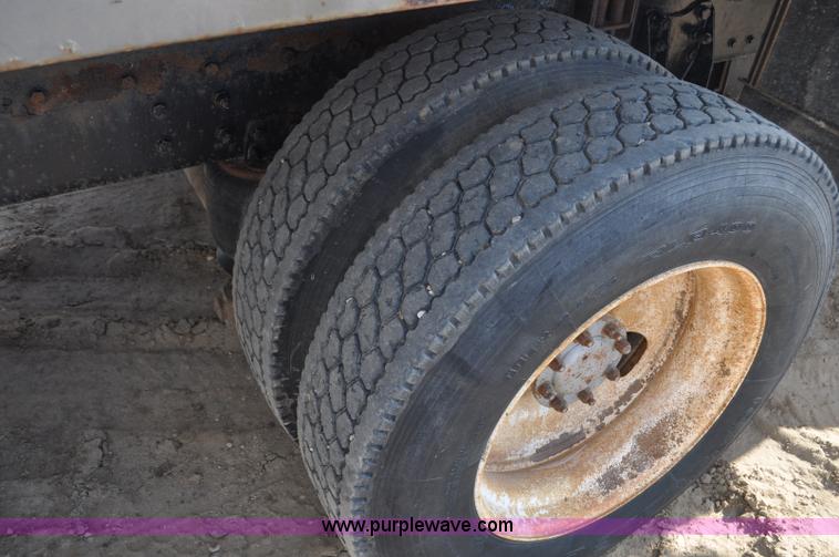 image for item F2366 1995 Kenworth T800 vacuum truck