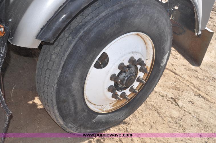 image for item F2366 1995 Kenworth T800 vacuum truck