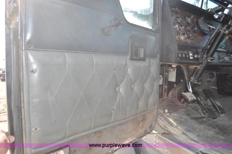 image for item F2366 1995 Kenworth T800 vacuum truck