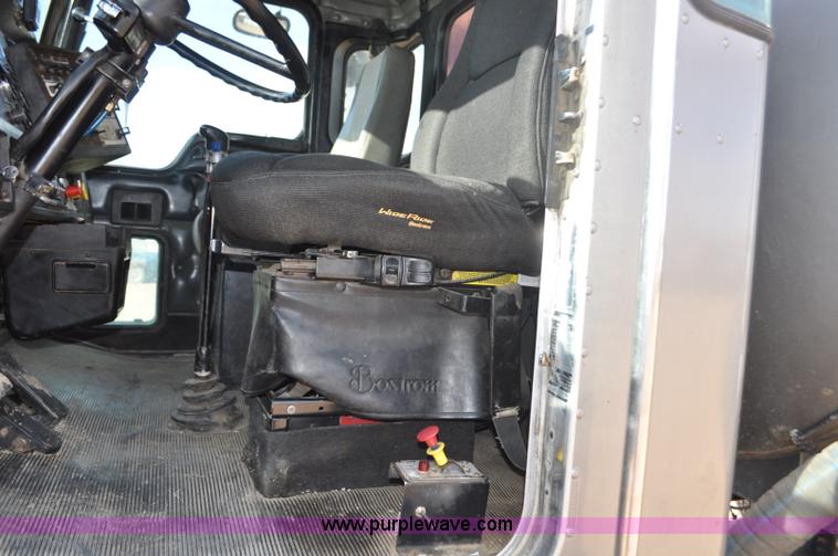 image for item F2366 1995 Kenworth T800 vacuum truck