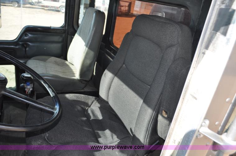 image for item F2366 1995 Kenworth T800 vacuum truck