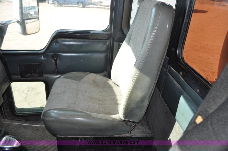 image for item F2366 1995 Kenworth T800 vacuum truck