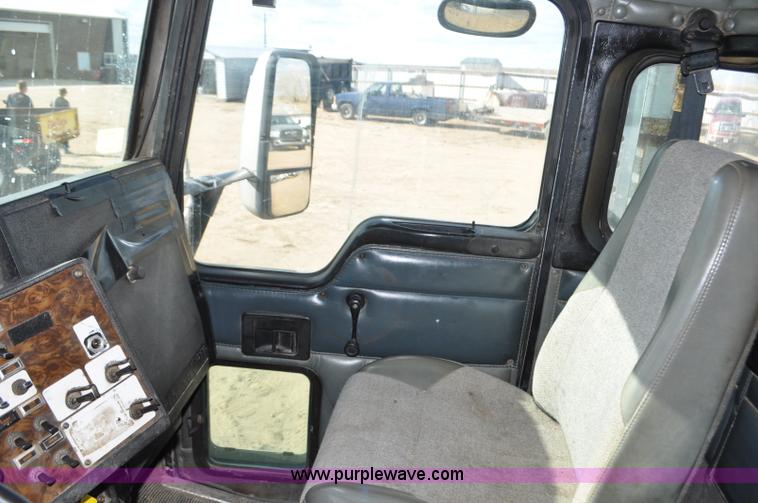 image for item F2366 1995 Kenworth T800 vacuum truck