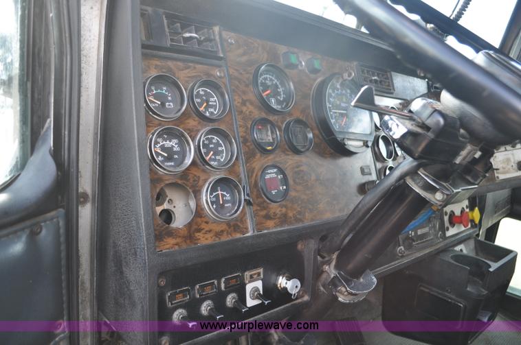 image for item F2366 1995 Kenworth T800 vacuum truck