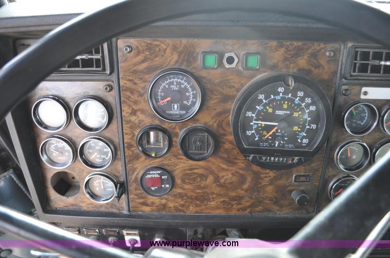 image for item F2366 1995 Kenworth T800 vacuum truck