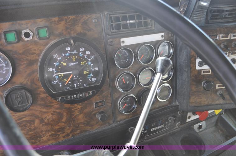 image for item F2366 1995 Kenworth T800 vacuum truck