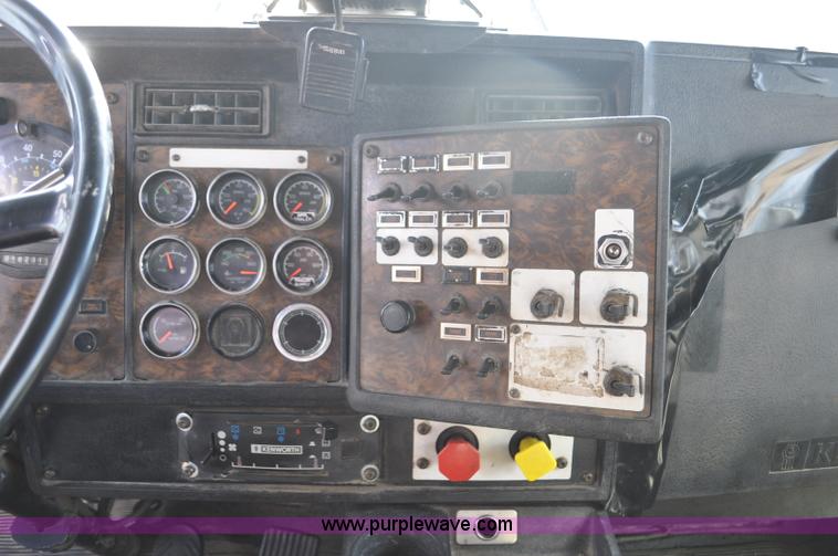 image for item F2366 1995 Kenworth T800 vacuum truck