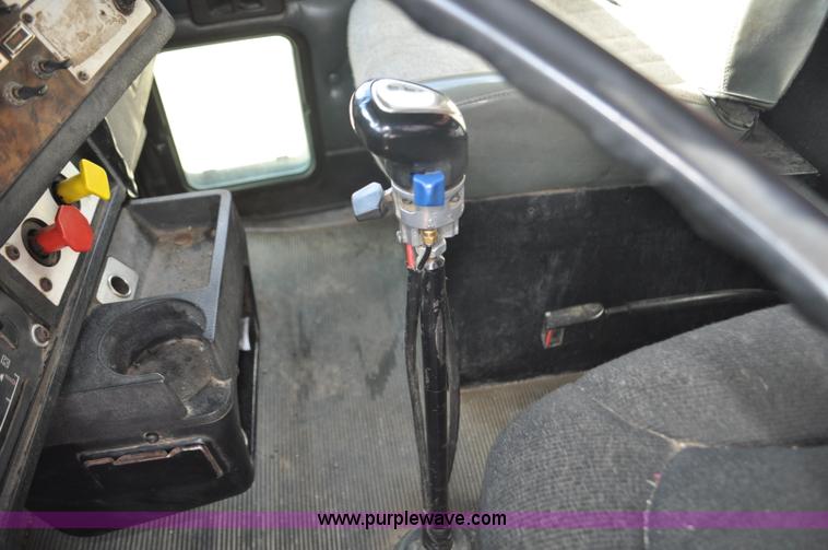 image for item F2366 1995 Kenworth T800 vacuum truck