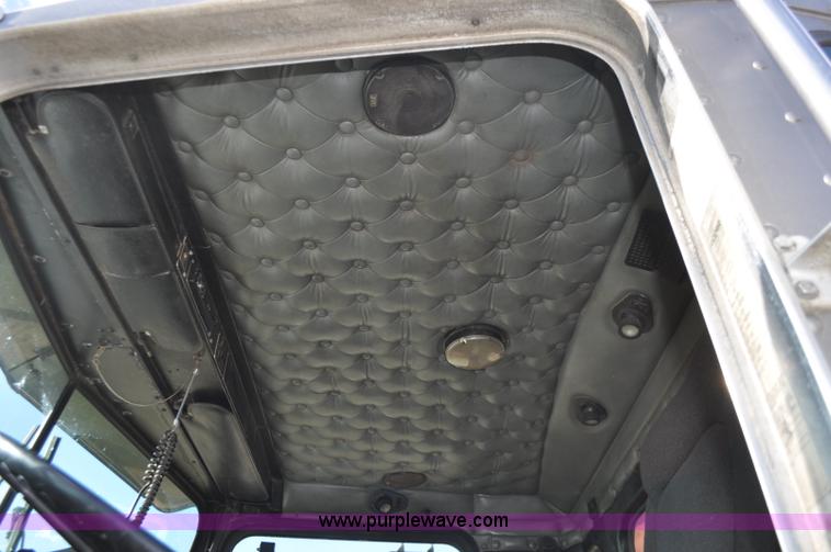 image for item F2366 1995 Kenworth T800 vacuum truck