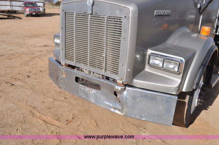 image for item F2366 1995 Kenworth T800 vacuum truck