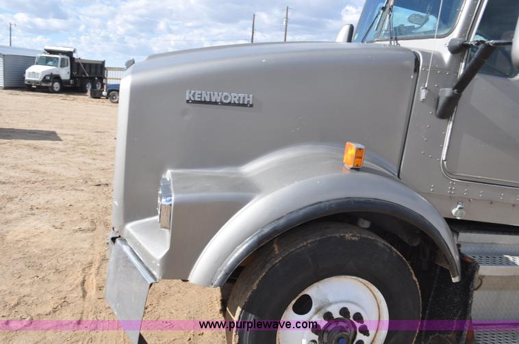 image for item F2366 1995 Kenworth T800 vacuum truck