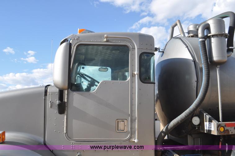 image for item F2366 1995 Kenworth T800 vacuum truck