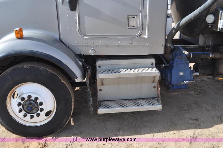 image for item F2366 1995 Kenworth T800 vacuum truck
