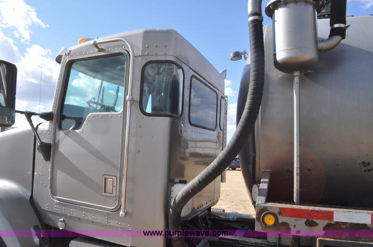 image for item F2366 1995 Kenworth T800 vacuum truck