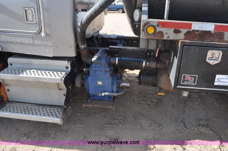 image for item F2366 1995 Kenworth T800 vacuum truck
