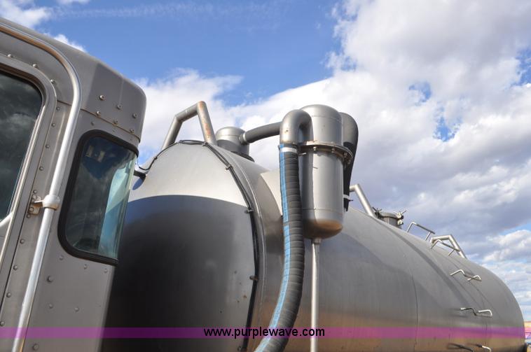 image for item F2366 1995 Kenworth T800 vacuum truck