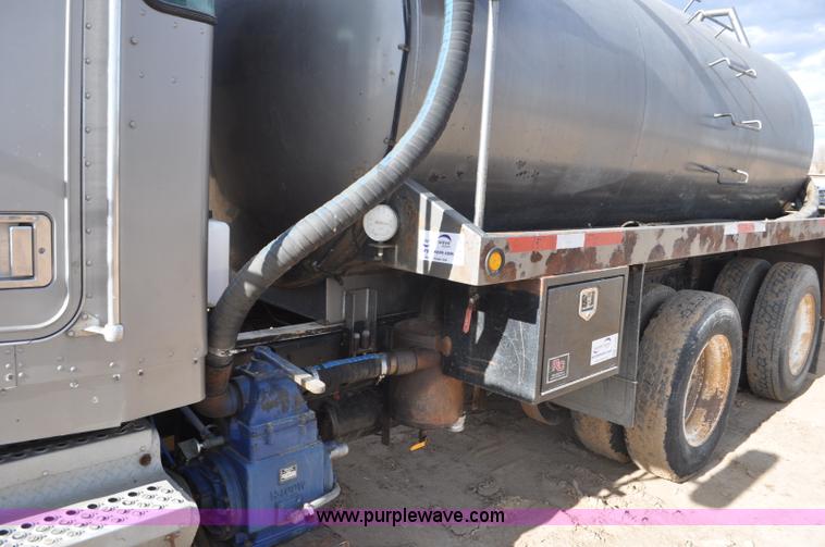 image for item F2366 1995 Kenworth T800 vacuum truck