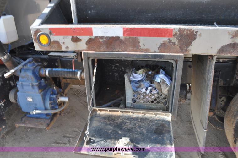 image for item F2366 1995 Kenworth T800 vacuum truck