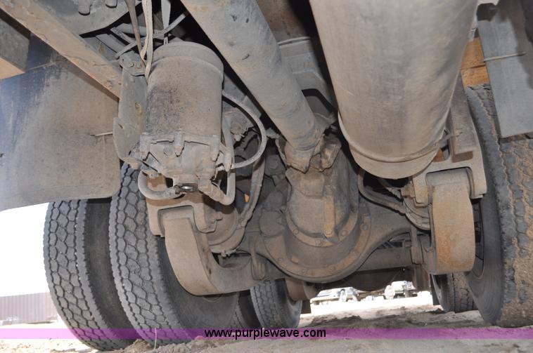 image for item F2366 1995 Kenworth T800 vacuum truck