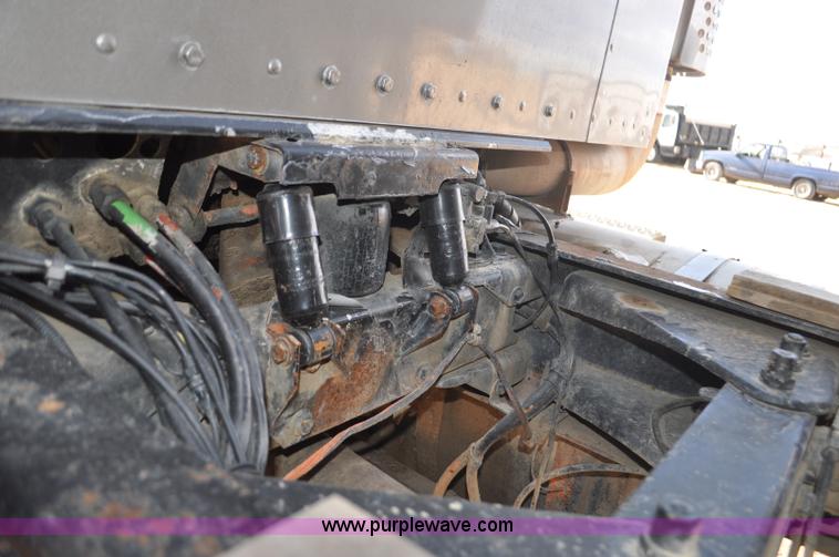 image for item F2366 1995 Kenworth T800 vacuum truck