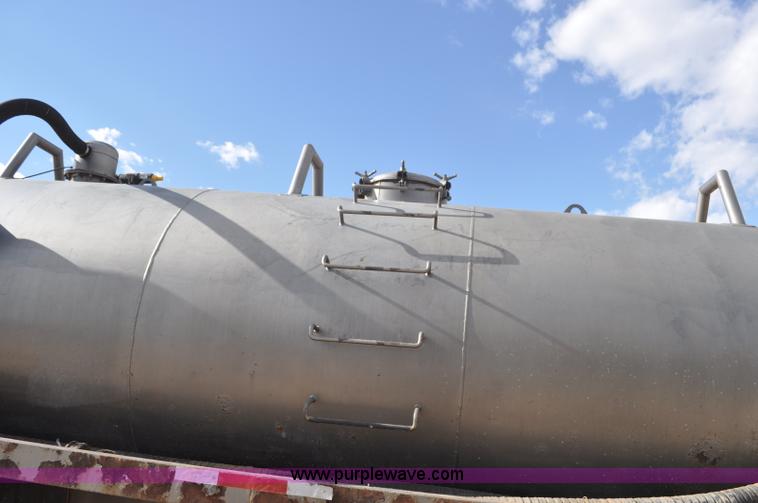 image for item F2366 1995 Kenworth T800 vacuum truck