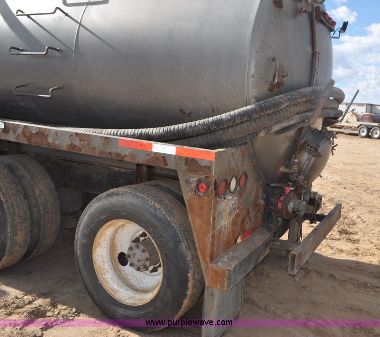 image for item F2366 1995 Kenworth T800 vacuum truck