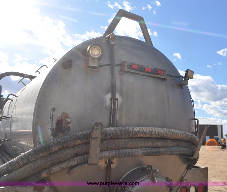 image for item F2366 1995 Kenworth T800 vacuum truck