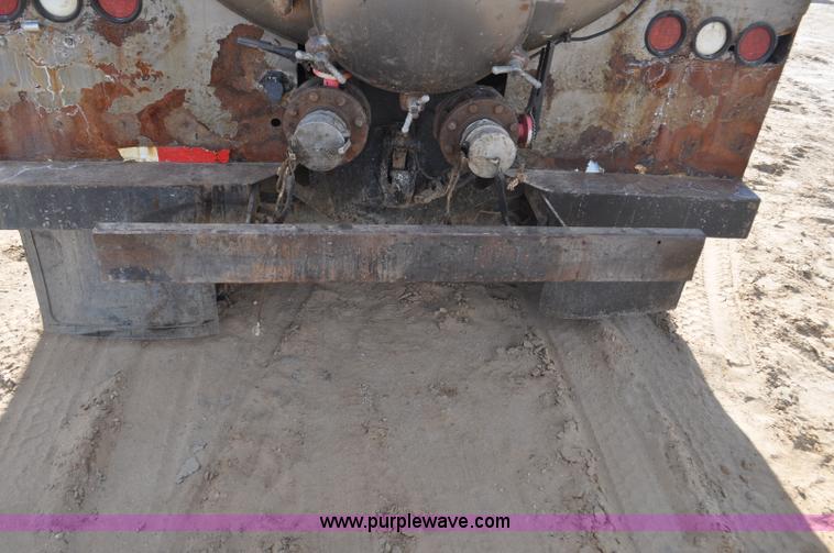 image for item F2366 1995 Kenworth T800 vacuum truck