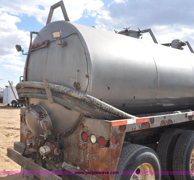 image for item F2366 1995 Kenworth T800 vacuum truck