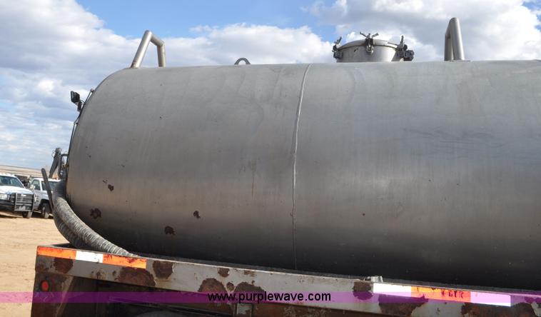 image for item F2366 1995 Kenworth T800 vacuum truck