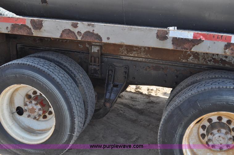 image for item F2366 1995 Kenworth T800 vacuum truck