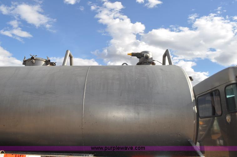 image for item F2366 1995 Kenworth T800 vacuum truck