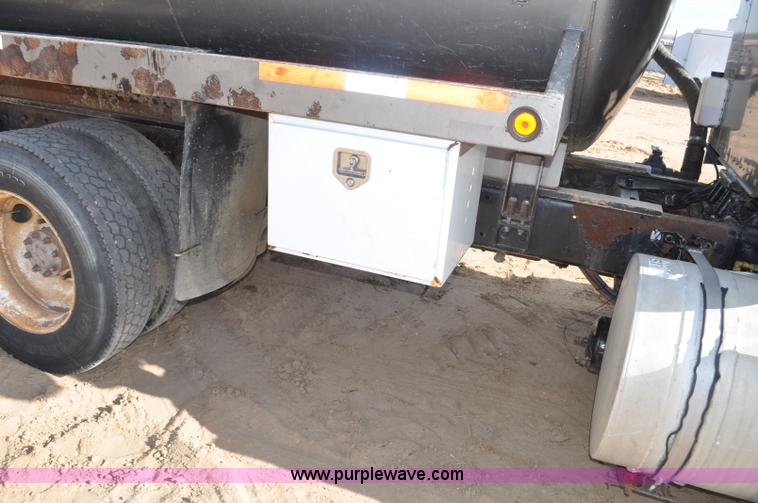 image for item F2366 1995 Kenworth T800 vacuum truck