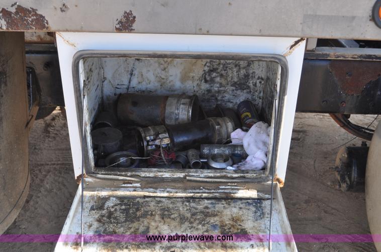 image for item F2366 1995 Kenworth T800 vacuum truck