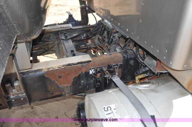 image for item F2366 1995 Kenworth T800 vacuum truck