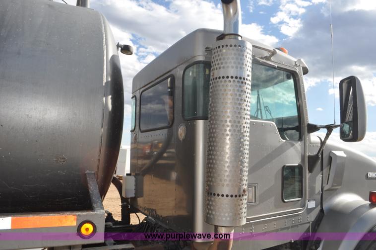 image for item F2366 1995 Kenworth T800 vacuum truck