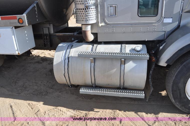 image for item F2366 1995 Kenworth T800 vacuum truck