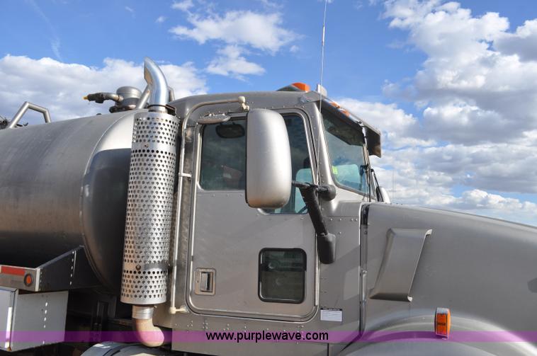 image for item F2366 1995 Kenworth T800 vacuum truck