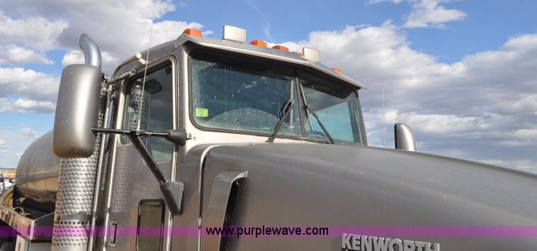 image for item F2366 1995 Kenworth T800 vacuum truck