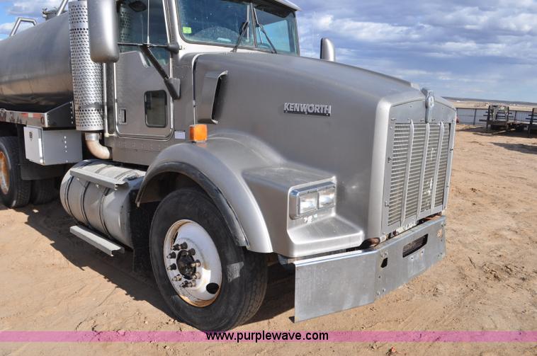 image for item F2366 1995 Kenworth T800 vacuum truck