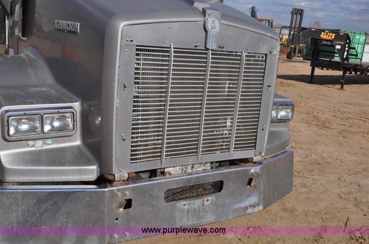 image for item F2366 1995 Kenworth T800 vacuum truck