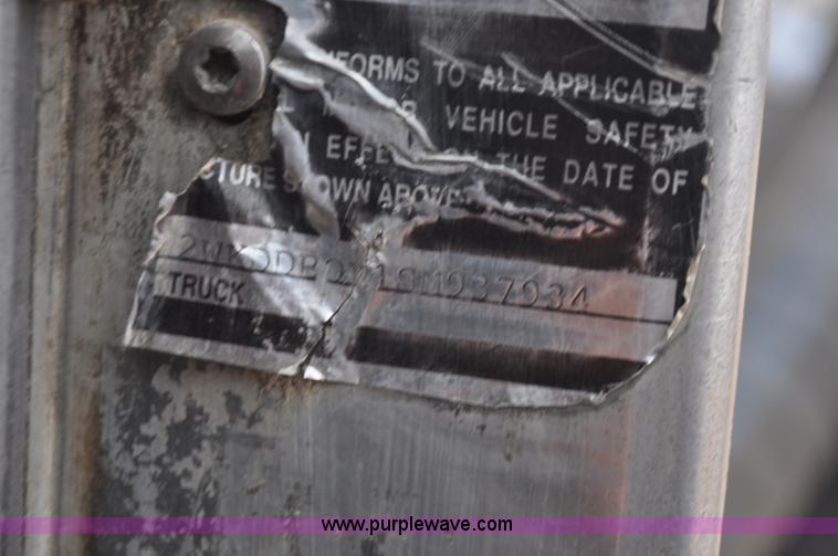 image for item F2366 1995 Kenworth T800 vacuum truck