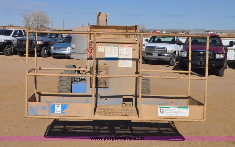 image for item F2371 2001 Genie S-40 boom lift