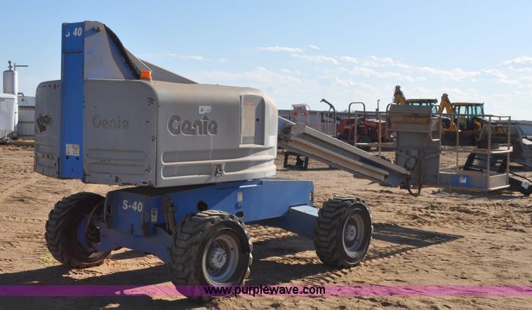 image for item F2371 2001 Genie S-40 boom lift